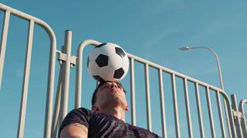 Junge Theaterstücke mit Fußball Ball auf seine Kopf im Straße von Napoli video