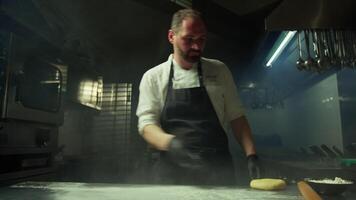 chef les poussières farine sur table pour fabrication lasagne nourriture Pâtes dans restaurant cuisine video