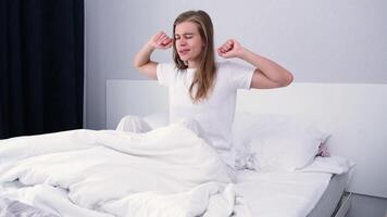 morgon- rutiner. kvinna stretching i säng efter vakna upp video