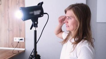 joven mujer trabajando en contenido haciendo utilizando y controlador ligero luz estroboscópica video