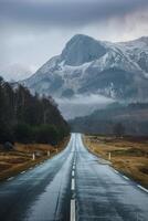 viaje hacia montaña picos a lo largo un vacío la carretera foto