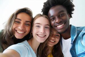 alegre multirracial amigos tomando un grupo selfie juntos foto