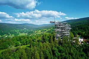 cielo caminar observación torre en montañas. turista atracción en Polonia foto