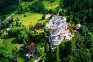 cielo caminar observación torre en montañas. turista atracción en Polonia foto