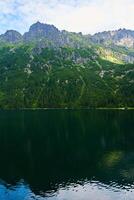 montañas rango cerca lago a verano día foto