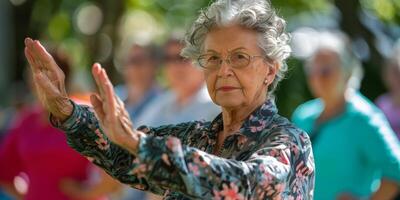 ai generado elegante más viejo mujer en amarillo chaqueta y lentes foto