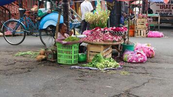 un antiguo mujer de venta flores en el lado de el la carretera foto