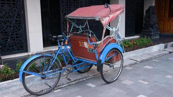 becak, rickshaw es un vehículo tradicional en indonesia. foto