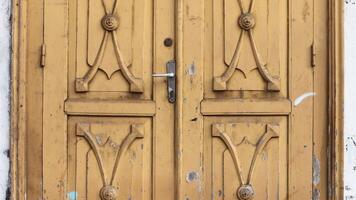 antiguo de madera texturizado puertas, marrón hermosa texturizado de madera antiguo puertas de vaca foto