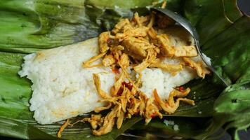 nasi bakar o arroz a la parrilla arroz tostado envuelto en hojas de plátano, comida tradicional indonesia foto