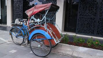 becak, rickshaw es un vehículo tradicional en indonesia. foto