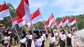 ambarawa, agosto 17 2023. indonesio estudiantes traer rojo blanco banderas en ceremonia celebrando independencia día. foto