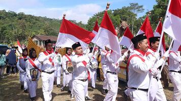 ambarawa, agosto 17 2023. indonesio estudiantes traer rojo blanco banderas en ceremonia celebrando independencia día. foto