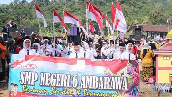 ambarawa, agosto 17 2023. indonesio estudiantes traer rojo blanco banderas en ceremonia celebrando independencia día. foto