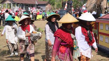 ambarawa, agosto 17 2023. indonesio agricultores vestir sombreros y traer banderas a el indonesio independencia día carnaval. foto