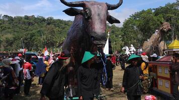 ambarawa, agosto 17 2023. indonesio agricultores vestir sombreros y traer banderas a el indonesio independencia día carnaval. foto