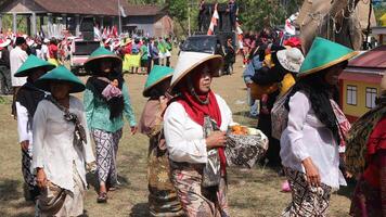 ambarawa, agosto 17 2023. indonesio agricultores vestir sombreros y traer banderas a el indonesio independencia día carnaval. foto
