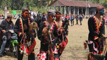 regir tradicional danza desde Indonesia a el indonesio independencia día carnaval evento. foto