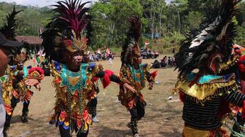 regir tradicional danza desde Indonesia a el indonesio independencia día carnaval evento. foto