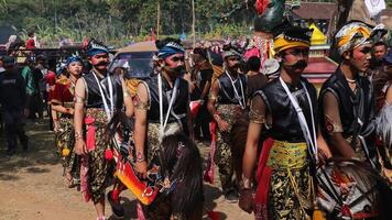 regir tradicional danza desde Indonesia a el indonesio independencia día carnaval evento. foto