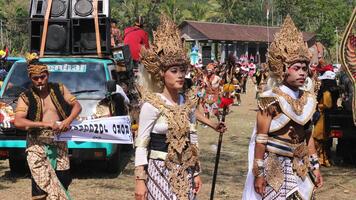 regir tradicional danza desde Indonesia a el indonesio independencia día carnaval evento. foto