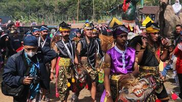 regir tradicional danza desde Indonesia a el indonesio independencia día carnaval evento. foto