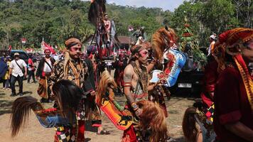 regir tradicional danza desde Indonesia a el indonesio independencia día carnaval evento. foto