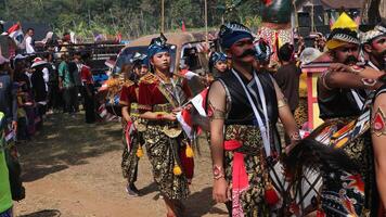 regir tradicional danza desde Indonesia a el indonesio independencia día carnaval evento. foto