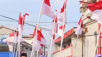 Indonesia banderas debajo azul cielo independencia día concepto foto