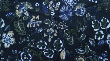Fragmento de colorido tapiz retro patrón textil con ornamento floral útil como fondo foto