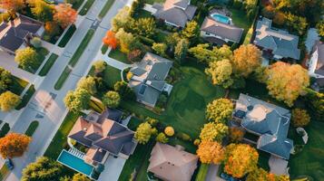 aéreo ver de residencial barrio con abundante arboles foto