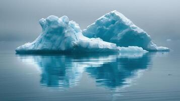 iceberg flotante en agua con múltiple icebergs foto