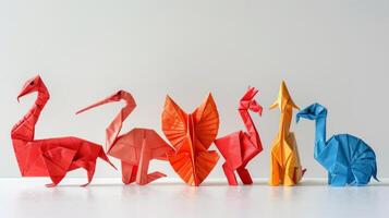 grupo de origami aves en mesa foto