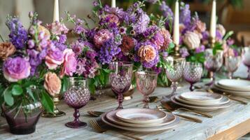 mesa con florero de flores y vino lentes foto