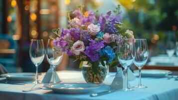 ai generado mesa con florero de púrpura flores foto