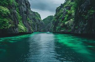 majestuoso lago rodeado por montañas y arboles foto