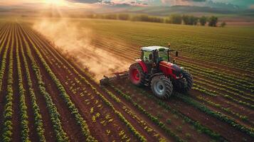 tractor arando el campo al atardecer foto