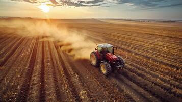 tractor arando el campo al atardecer foto