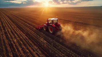 tractor arando el campo al atardecer foto