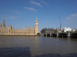 casas de parlamento y Westminster puente en Londres foto