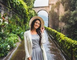 hermosa elegante mujer en lozano vegetación foto