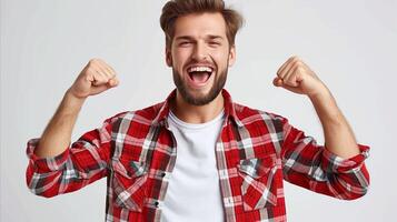 jubiloso hombre celebrando éxito en ligero antecedentes foto