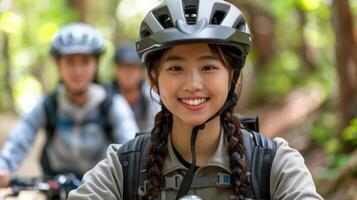 sonriente hembra ciclista líder un montaña bicicleta sendero paseo foto