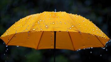 amarillo paraguas con gotas de lluvia en melancólico día foto