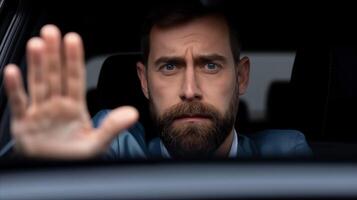 hombre gesticulando detener desde coche a noche foto