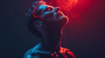 un hombre exhalando rojo fumar, creando un misterioso y intrigante atmósfera. foto