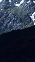 vue panoramique sur la vallée de la montagne printanière video