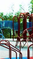 leerer Spielplatz im Park video