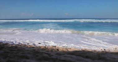 sabbioso spiaggia su soleggiato giorno con blu oceano onde nel tropici video