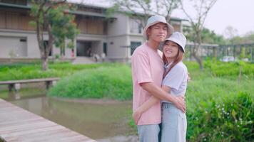 le caméra des plans à approche le sujet. une couple câlins avec chaleur dans le jardin derrière leur loger, montrant leur l'amour pour chaque autre. et faire divers Activités romantique concept video